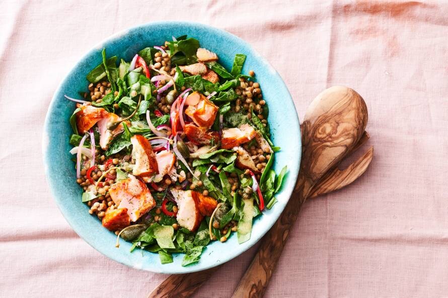 Linzensalade met warmgerookte zalm en mosterd