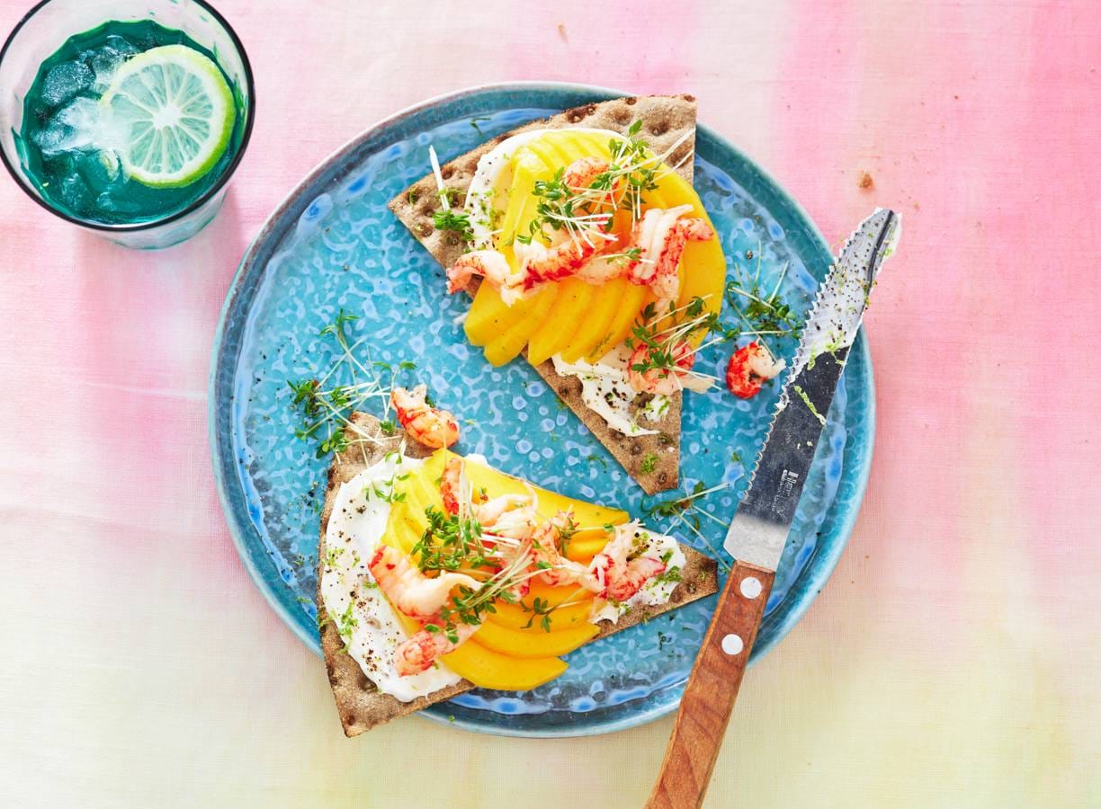 Knäckebröd met rivierkreeftjes en mango