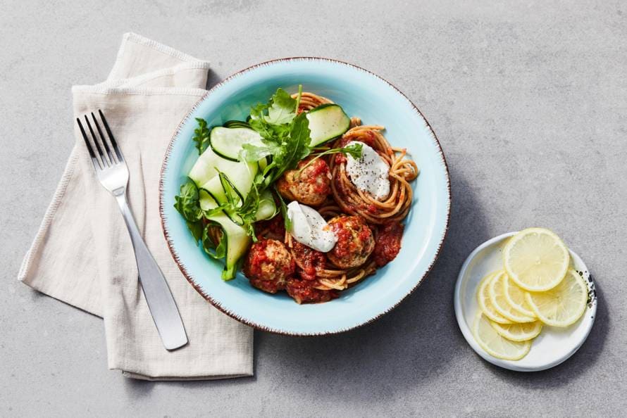 Volkoren spaghetti met kipgehaktballetjes in tomatensaus en courgette-image