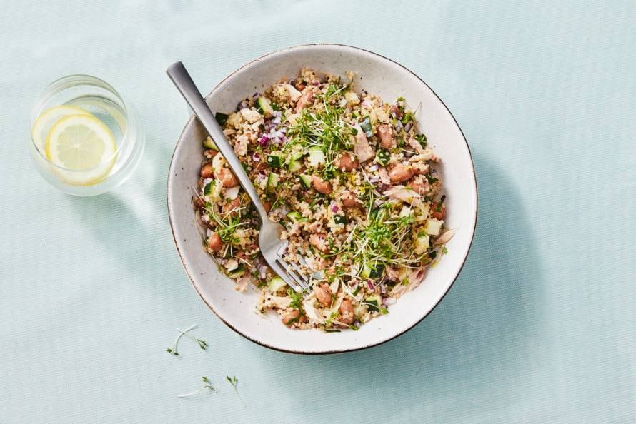 Koolhydraatarme lunch: maaltijdsalade met quinoa, courgette en tonijn