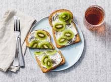 We love zoet, hartig en gezond! Jij ook? Dit geroosterd brood met zuivelspread en kiwi is het perfecte ontbijt!