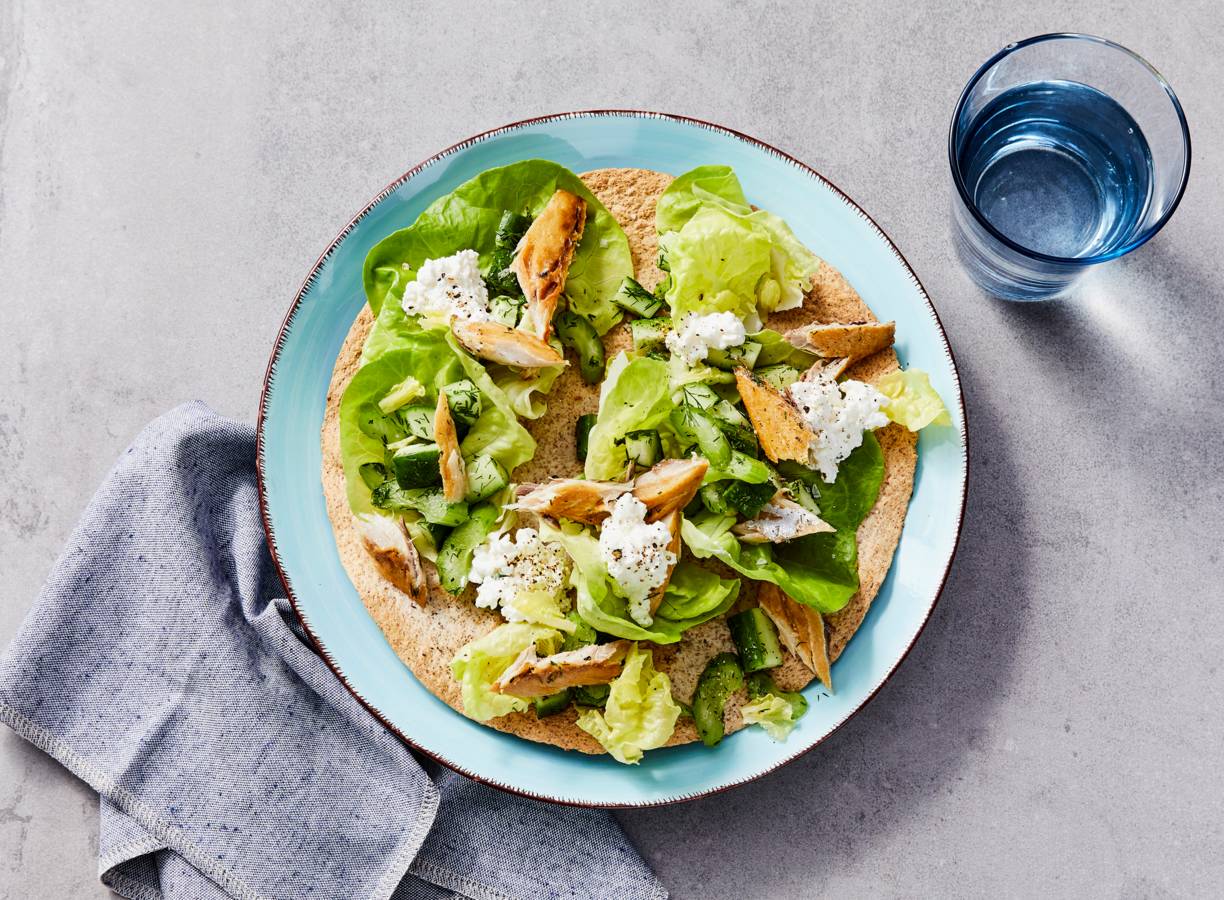 Gezonde wraps met komkommersalade, cottagecheese en makreel