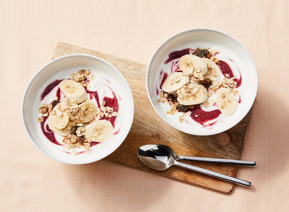 Gezonde yoghurt met muesli, banaan en bramen