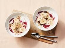 Rol meteen je bed uit voor deze gezonde yoghurt met muesli, banaan en bramen. Goedemorgen!