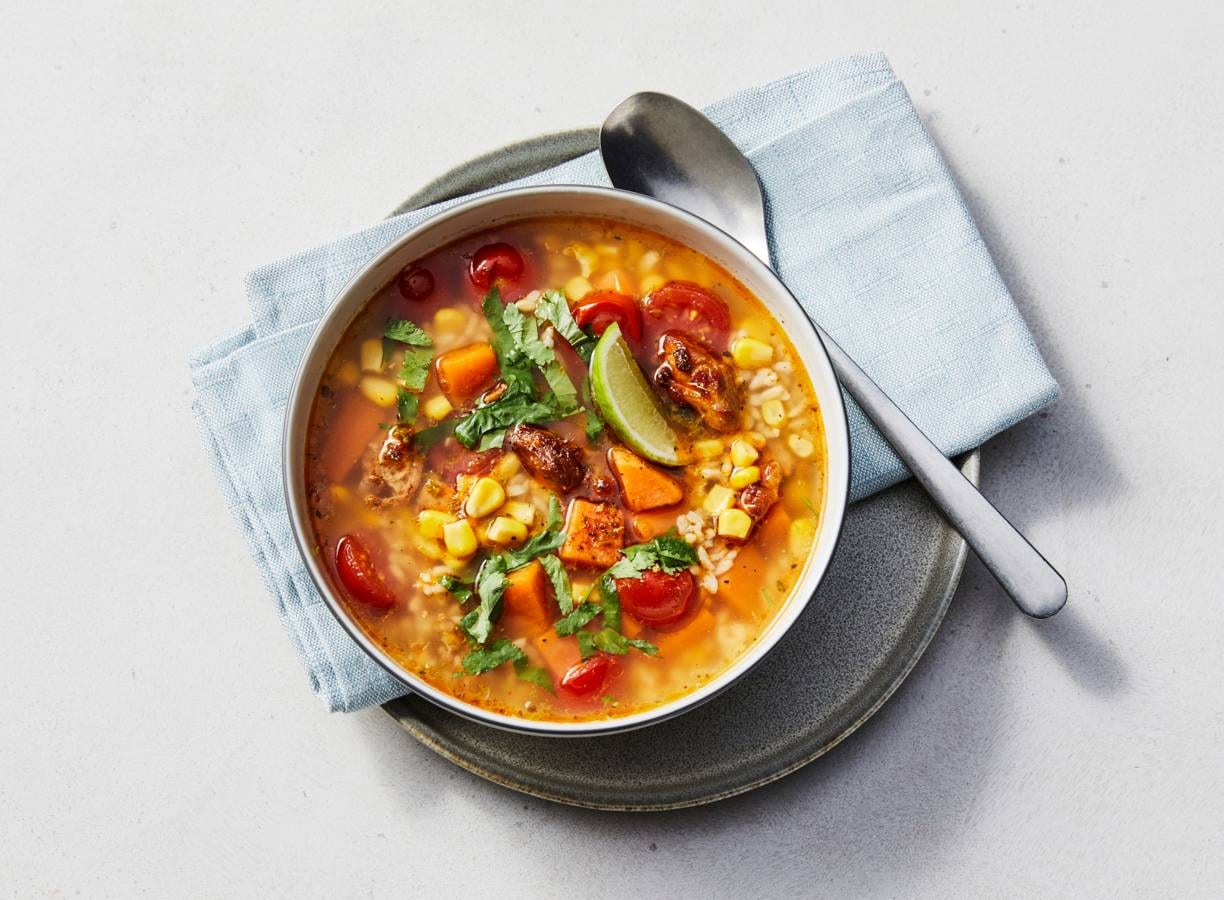 Kippensoep met mais, zoete aardappel en zilvervliesrijst