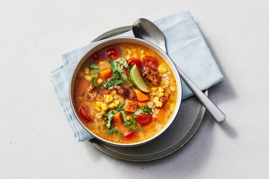 Kippensoep met mais, zoete aardappel en zilvervliesrijst