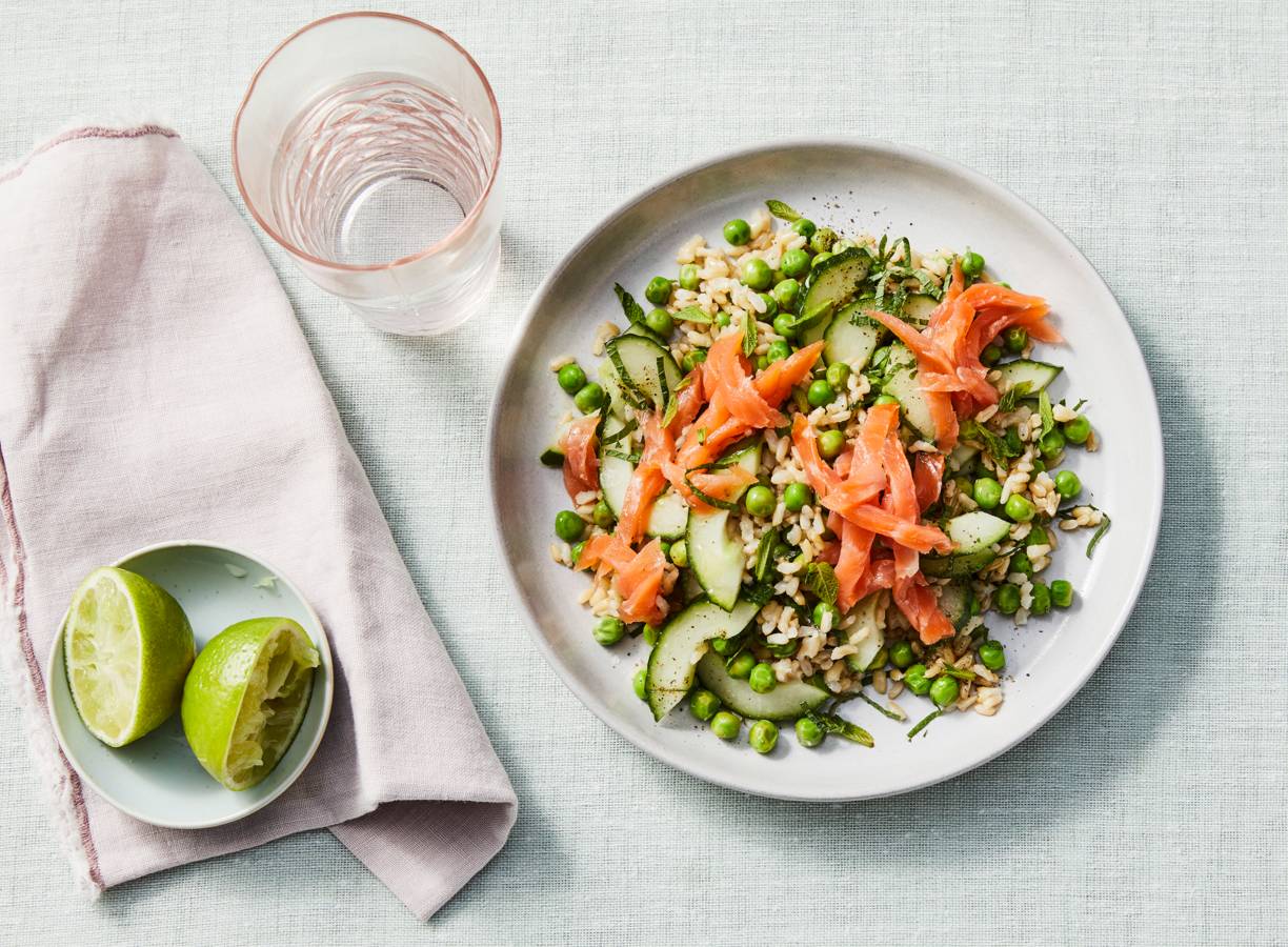 Rijstsalade met komkommer, tuinerwten en gerookte zalm