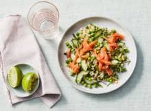Een gezonde maaltijd maken maar weinig tijd? Deze rijstsalade met komkommer, tuinerwten en gerookte zalm is in 15 min. klaar!