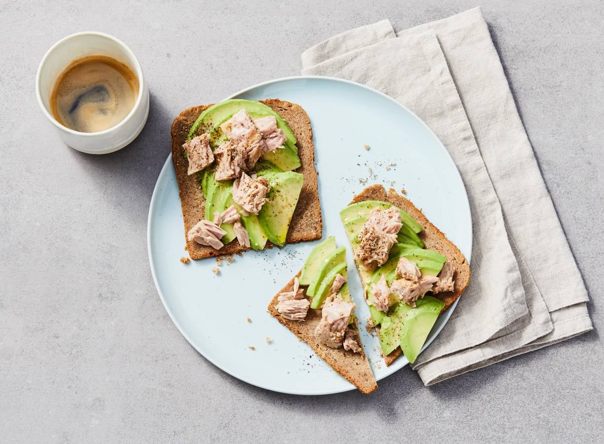 Roggebrood met avocado en tonijn