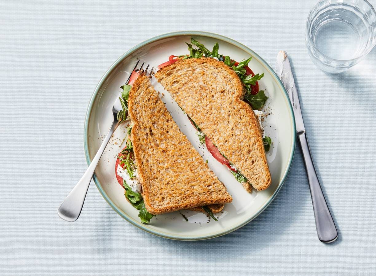 Tosti-geitenkaas met tomaat en rucola