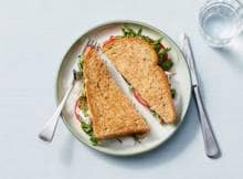 Fantostisch, het kan dus wel: een gezonde tosti! Bakken maar, deze tosti-geitenkaas met tomaat en rucola.