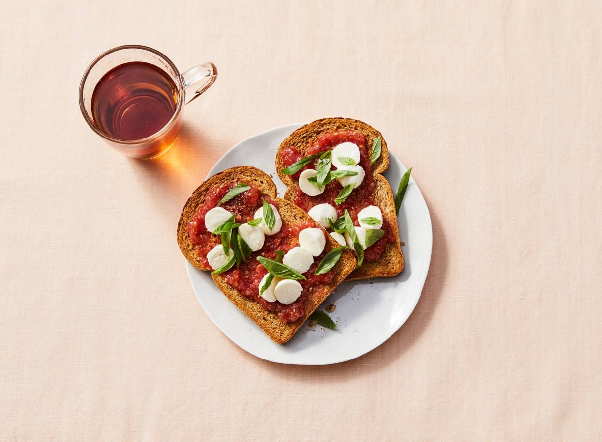 Gezonde toast met geraspte tomaat en mozzarella