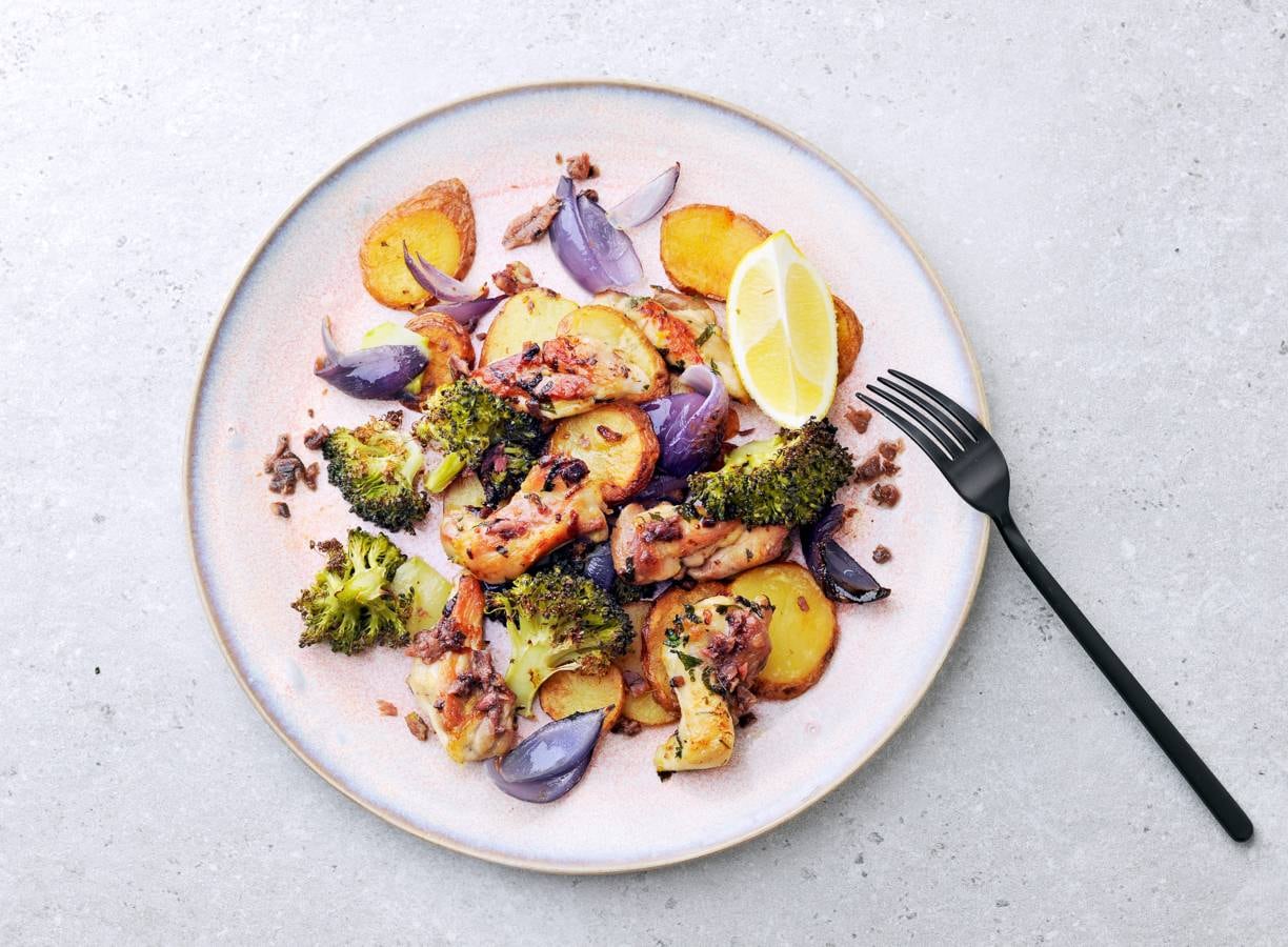 Kippendij uit de oven met ansjovis-citroenmarinade, broccoli en aardappelschijfjes