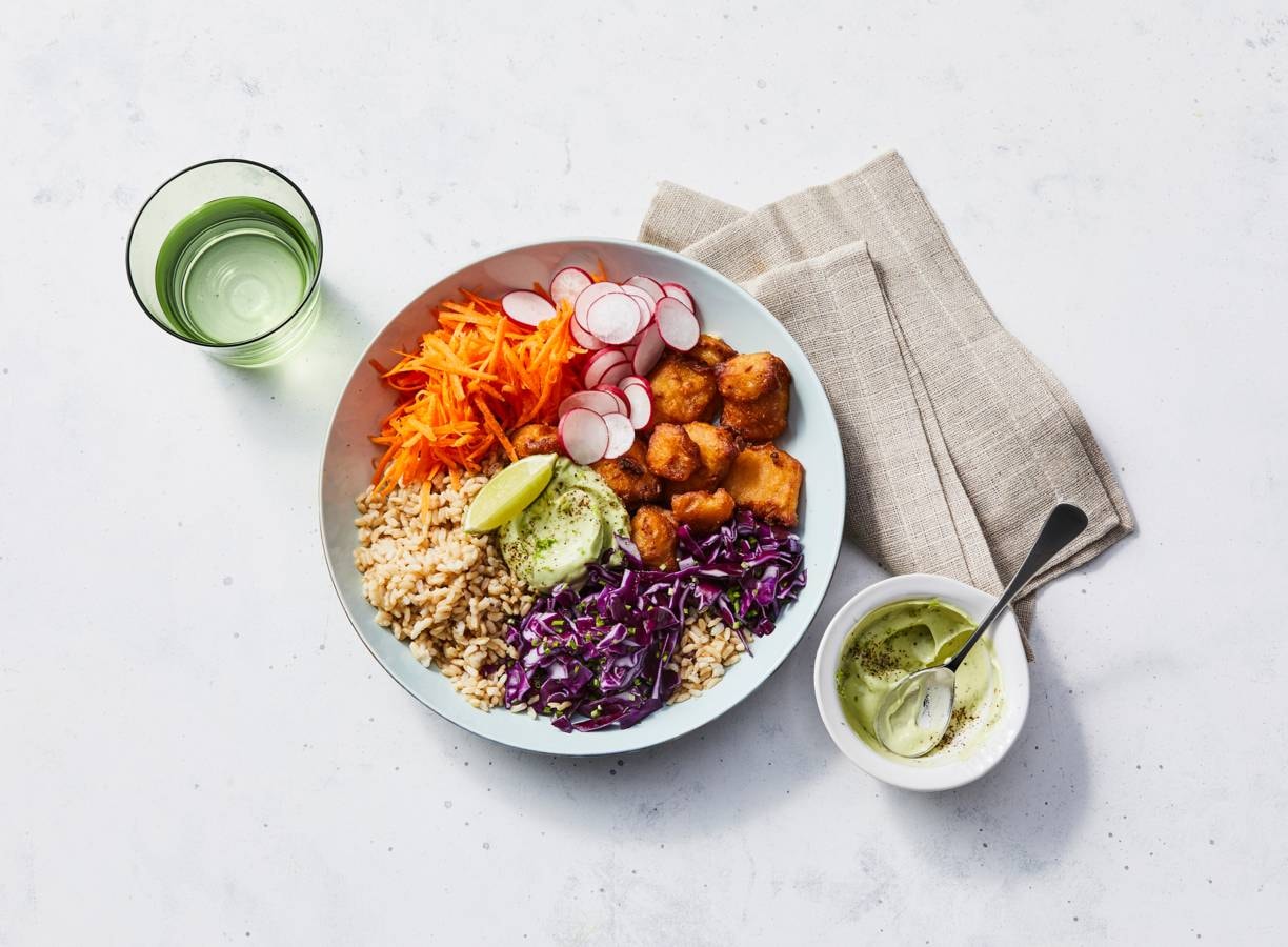 Rijstbowl met kibbeling en koolsalade