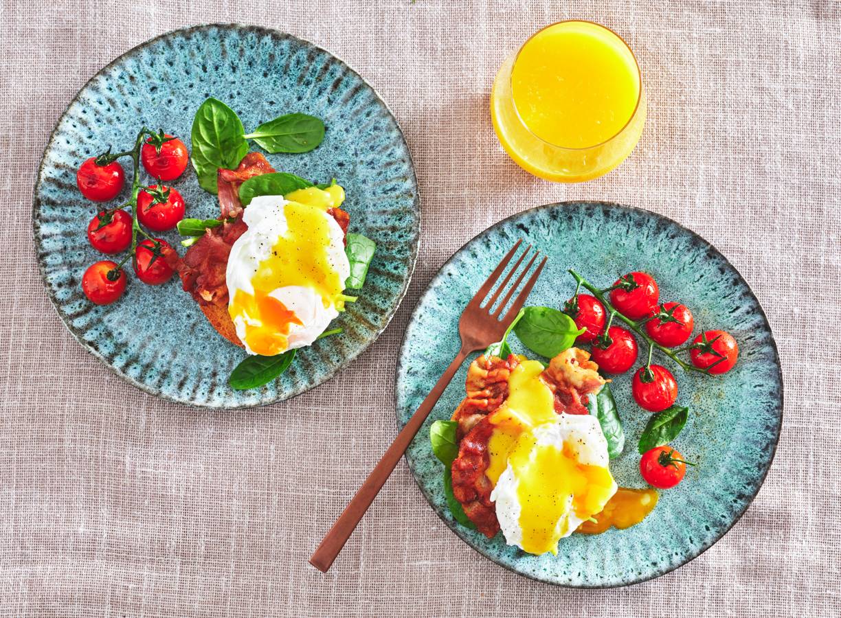 Eggs benedict op toast met bacon