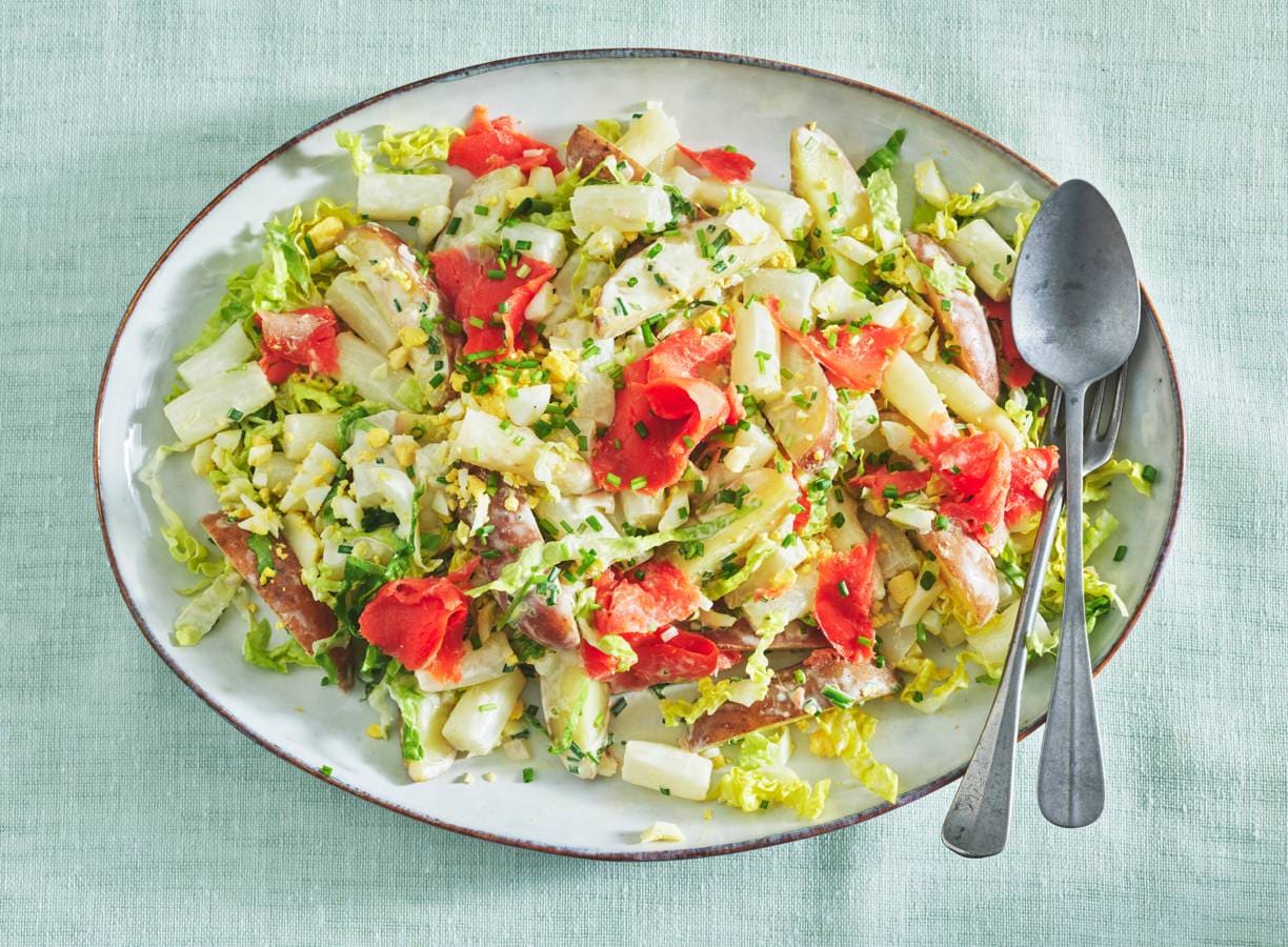 Aardappelsalade met witte asperges en zalm