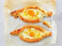 Adjaruli khachapuri is een Georgische kaas-eibrood dat als ontbijt wordt geserveerd. Hiervoor wil je wakker worden!