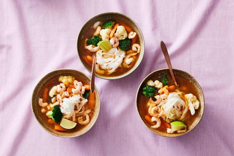 Currysoep met garnalen en rijstnoedels