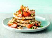 Glutenvrije granola in je pancakes? Why not! Aardbeien en basilicum erbij en je hebt een fancy glutenvrij ontbijtje.