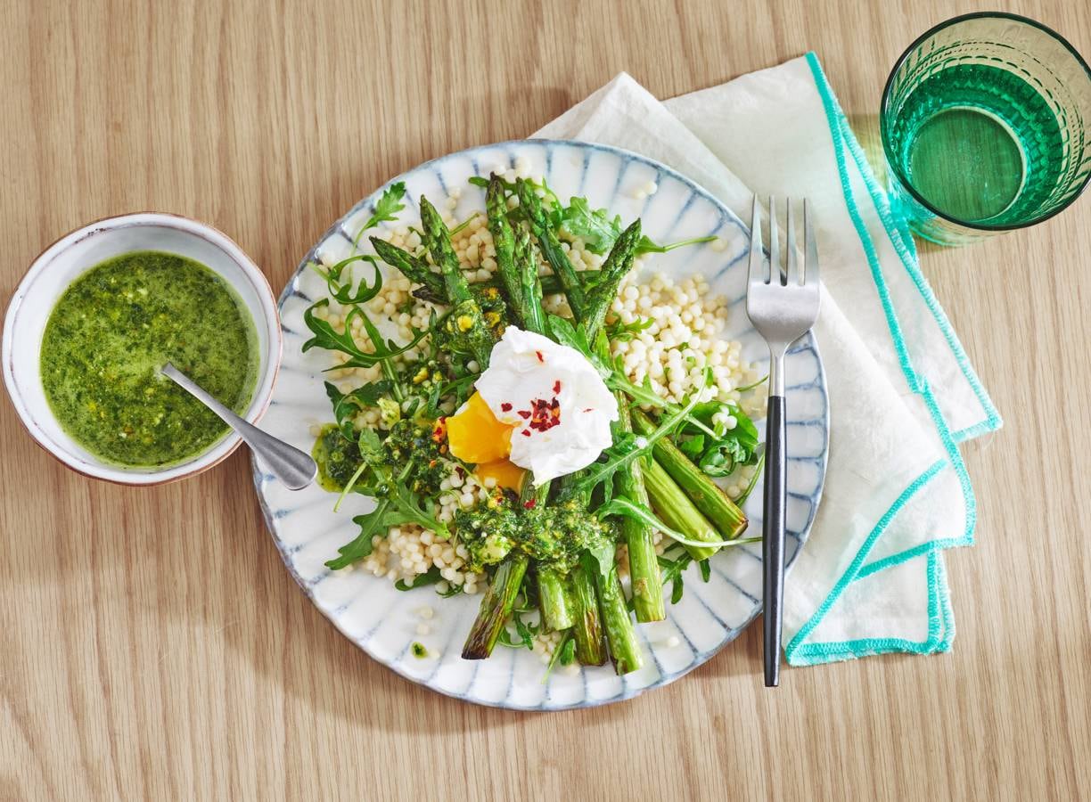 Groene asperges met parelcouscous en pistachepesto