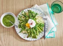 Deze groene asperges met parelcouscous en pistachepesto zorgen alleen al door de kleurrijke combi voor een instant lentegevoel!