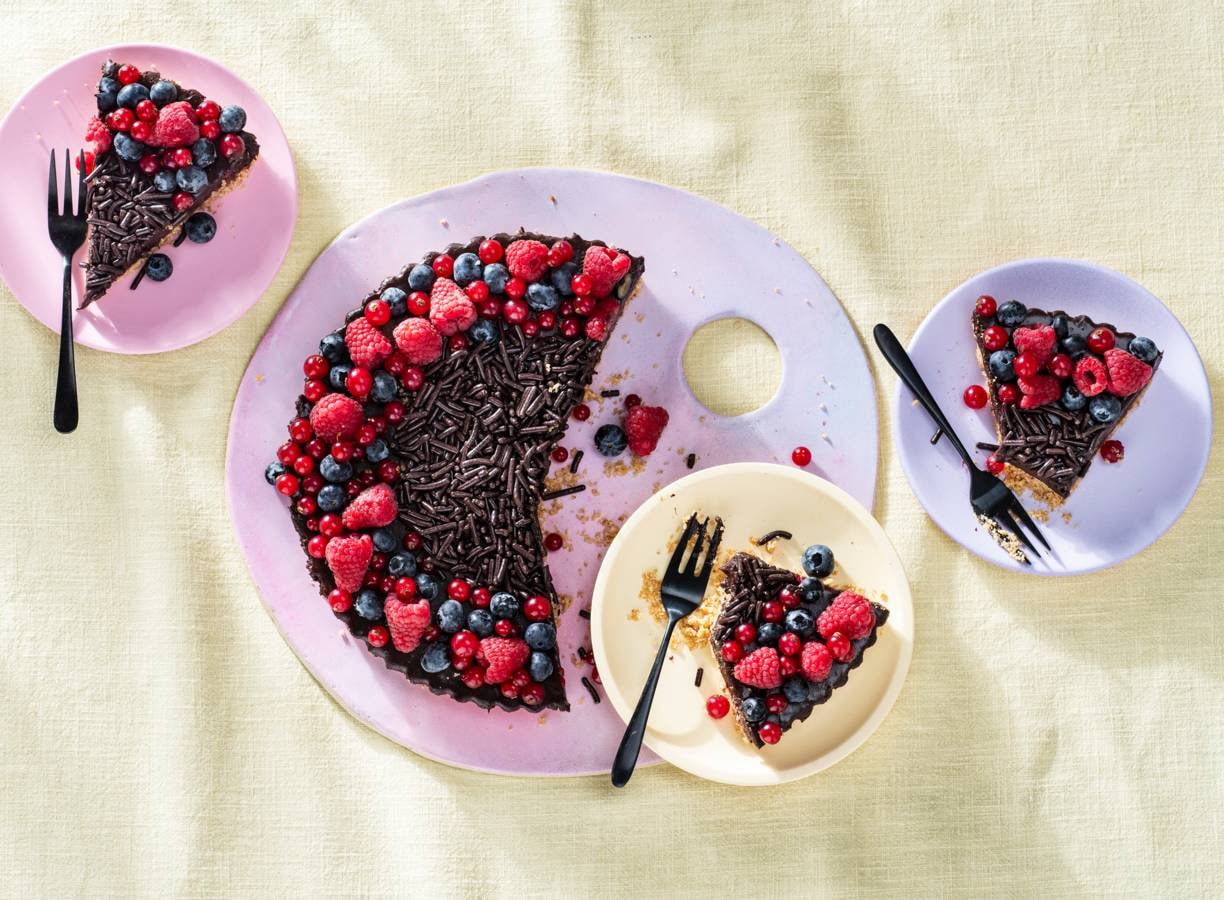 No bake chocoladetaart met zomerfruit en hagelslag