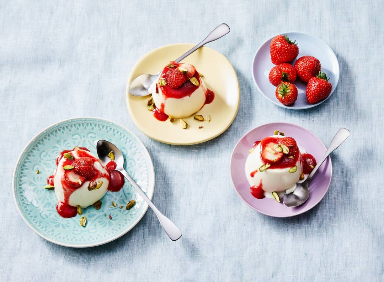 Panna cotta met aardbei en pistache