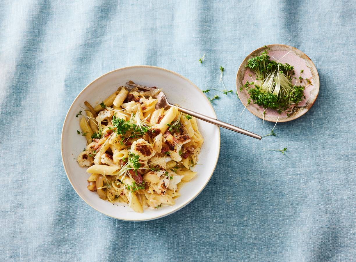 Pasta met bloemkool, gesmoorde ui en spekjes
