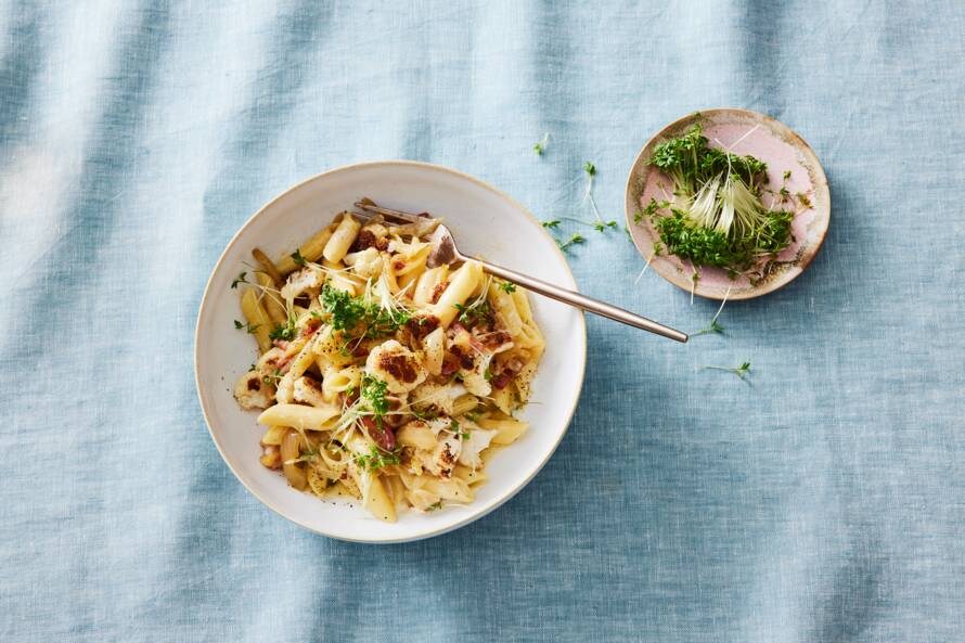 Pasta met bloemkool, gesmoorde ui en spekjes