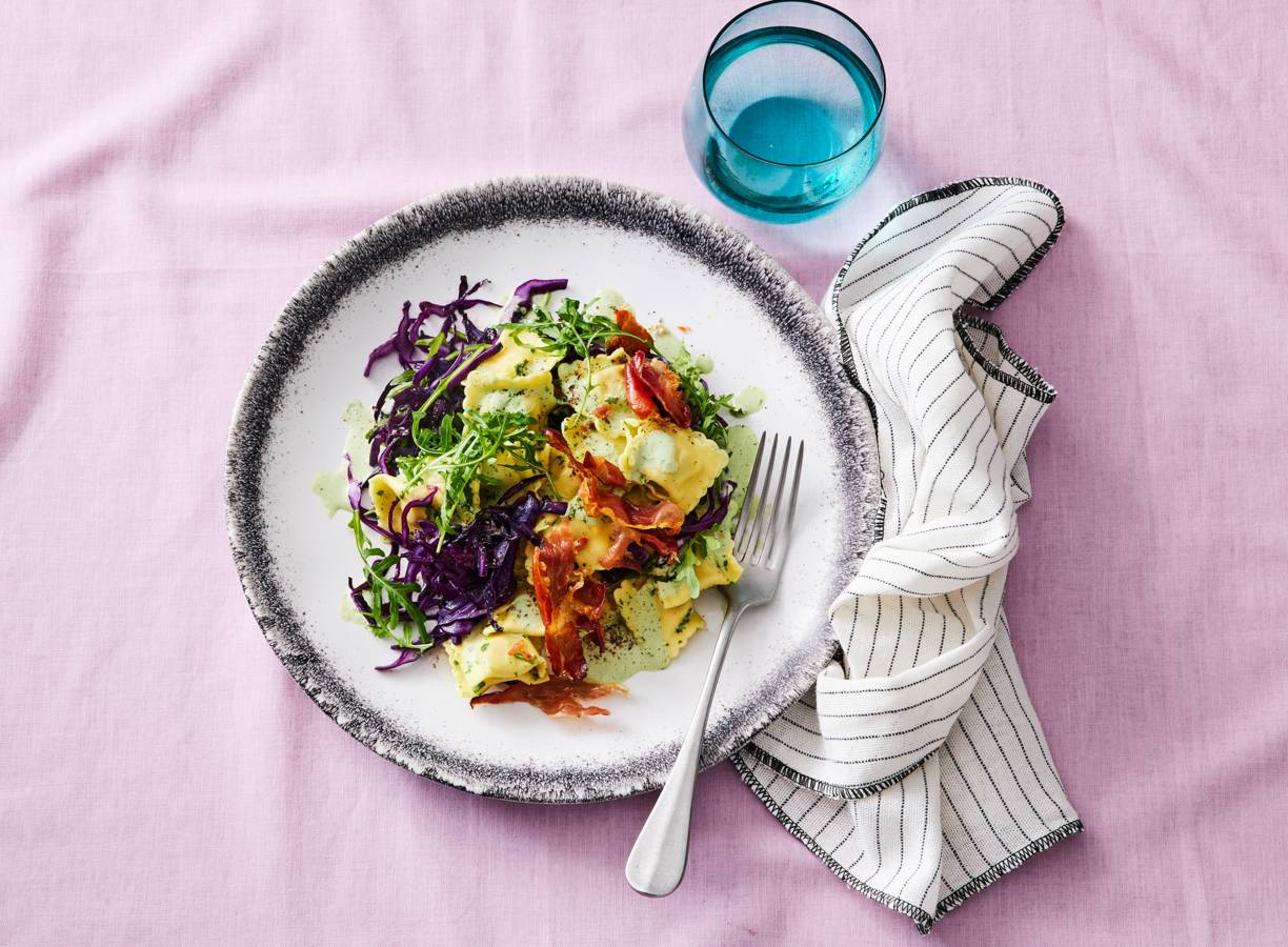 Ravioli met rodekool, rauwe ham en rucola