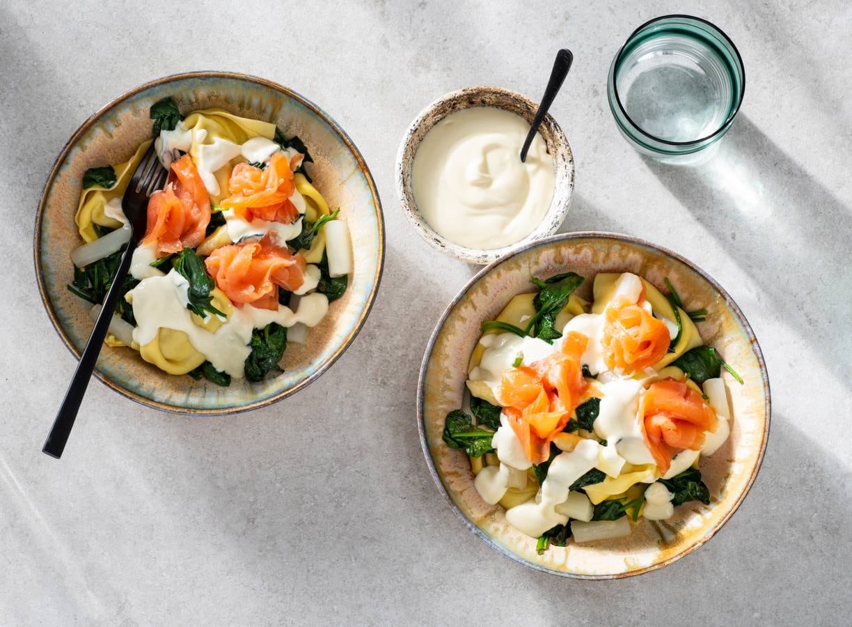 Romige tortelloni met witte asperges en zalm