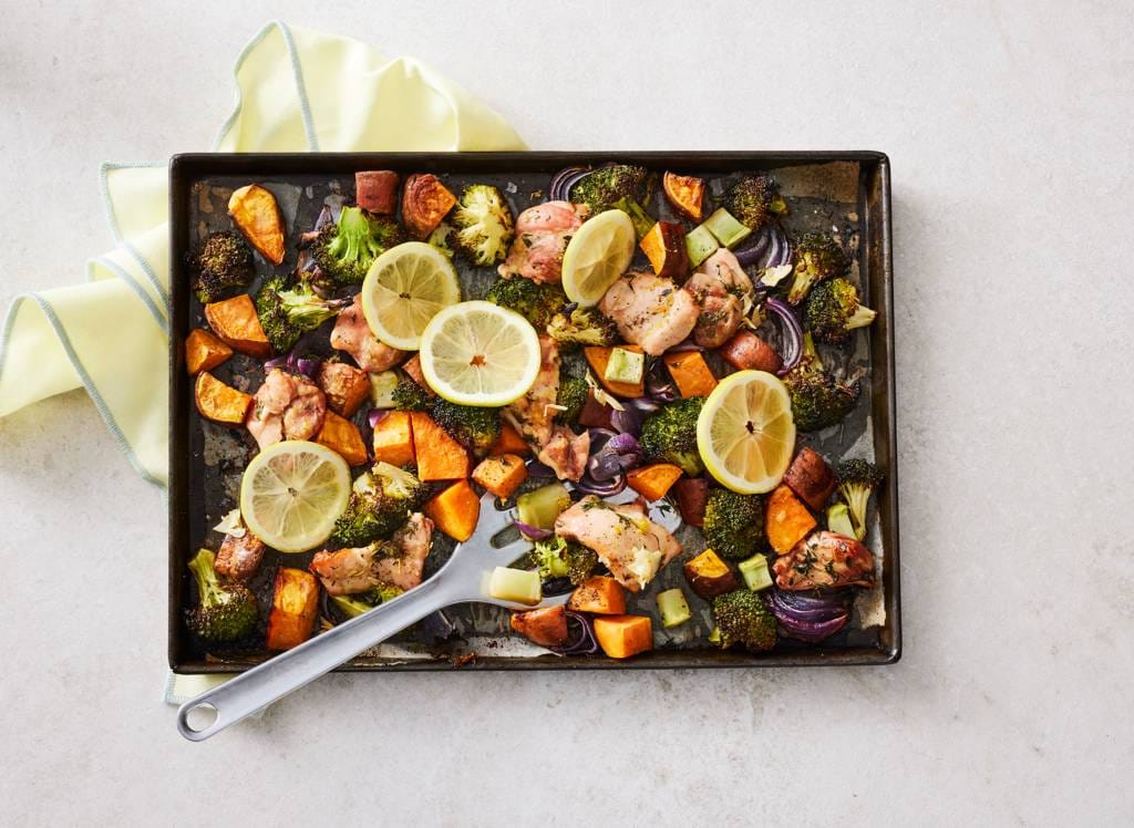 Traybake met kip met broccoli en zoete aardappel