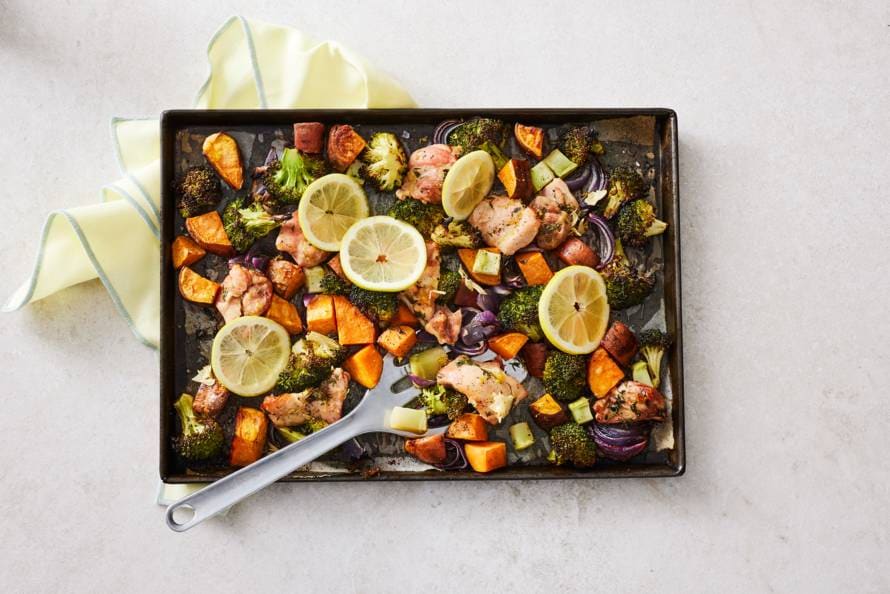 Traybake van kip met broccoli en zoete aardappel