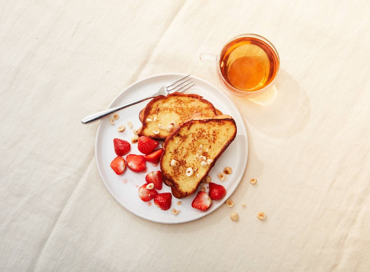 Wentelteefjes van duivekater, met kaneel en aardbei