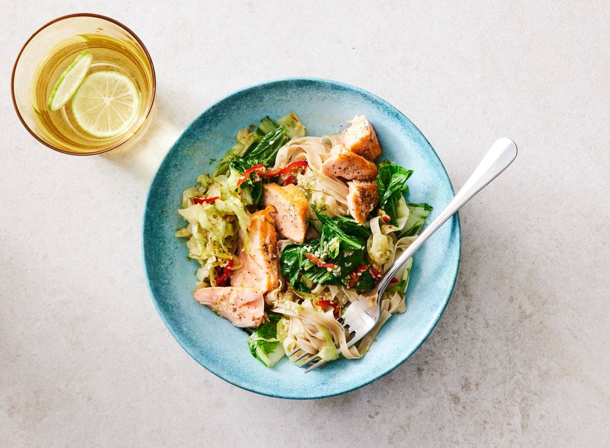 Zalm met noedels, paksoi en sesam-limoendressing