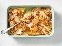 Deze traybake met ham-kaascroissantjes is het ontbijt waar je iedereen wakker voor mag maken. Als je ze wilt delen dan.