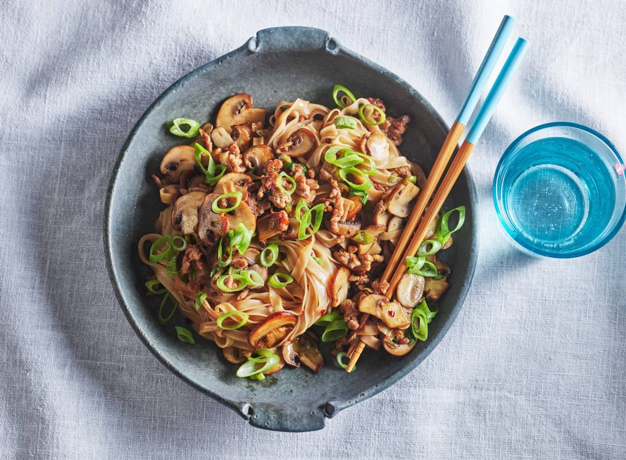 Rijstnoedels met gehakt en champignons