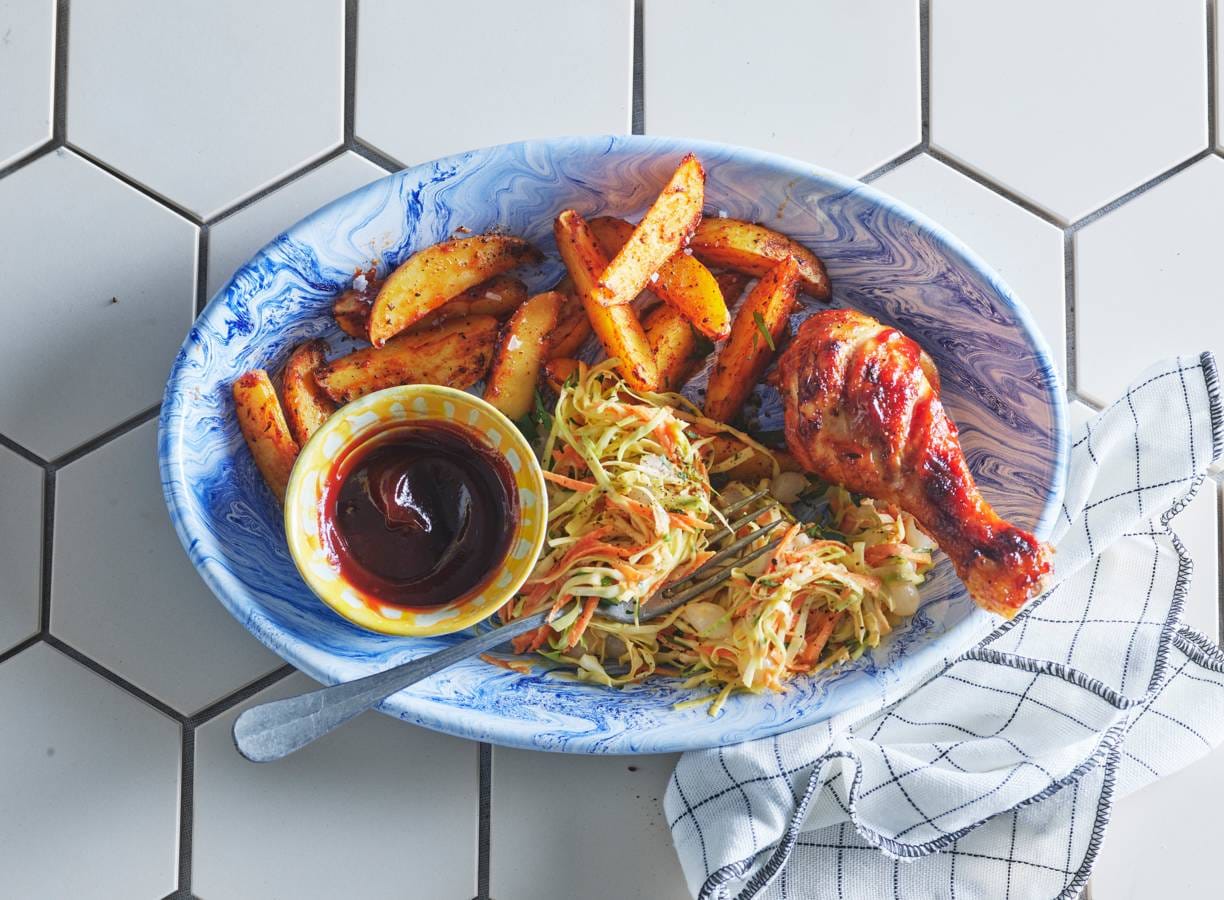 Sticky drumsticks met aardappeltjes en koolsalade