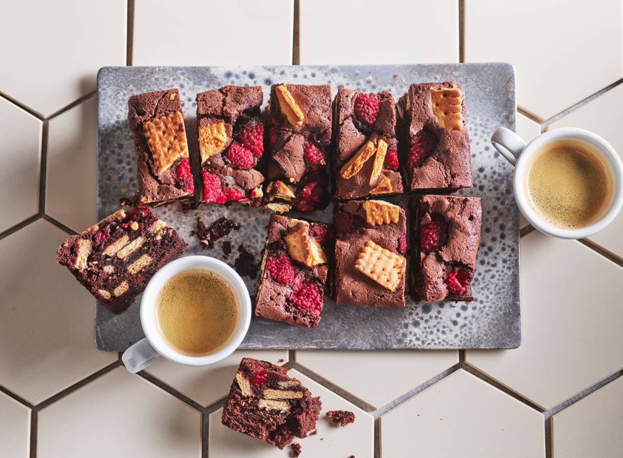 Vegan brownies met biscuit en frambozen