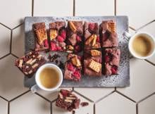 Deze vegan brownies met biscuit en frambozen zijn perfect om uit te delen, maar of je dat ook wil is een tweede!