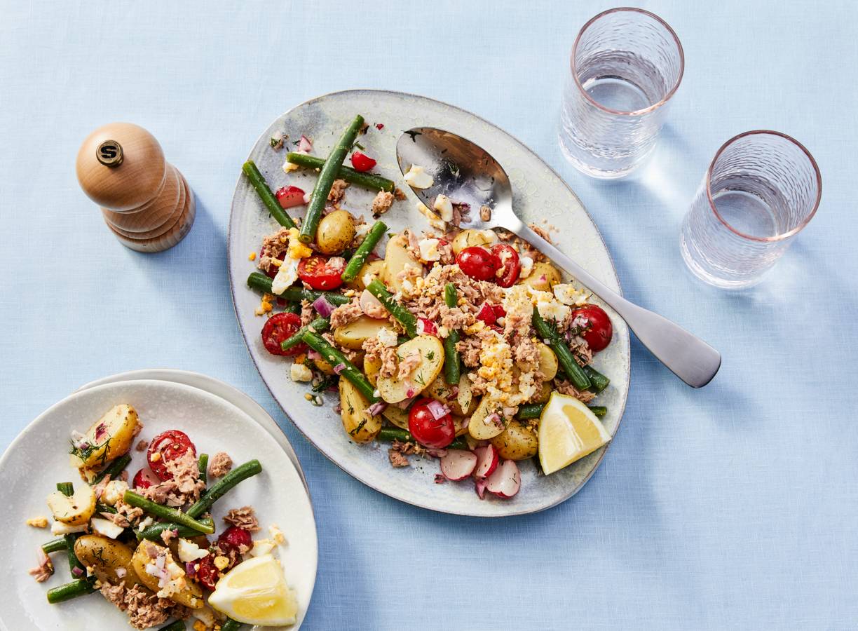 Aardappelsalade met sperziebonen, tomaat, tonijn en ei
