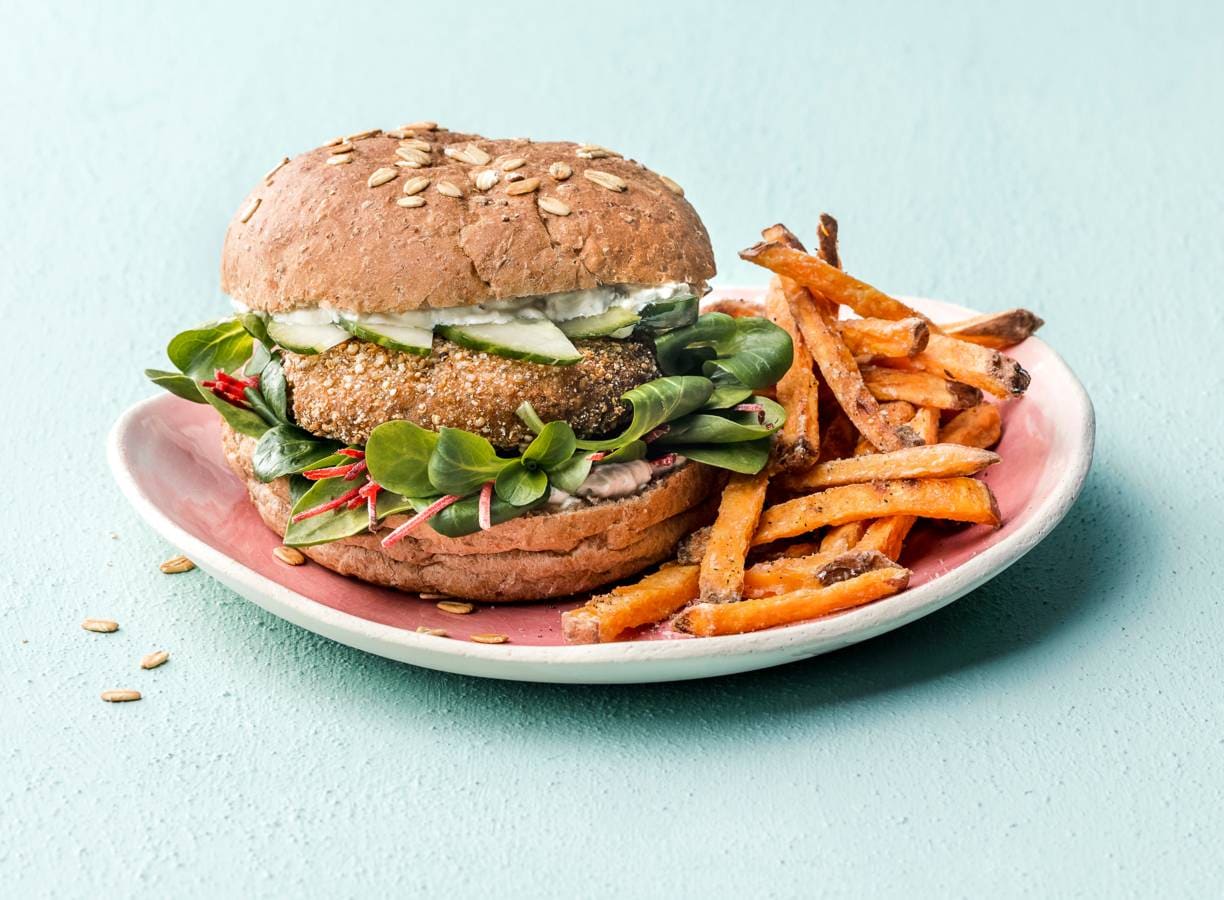 Falafel-quinoaburger met zuivelspread, slamelange, rode biet en komkommer
