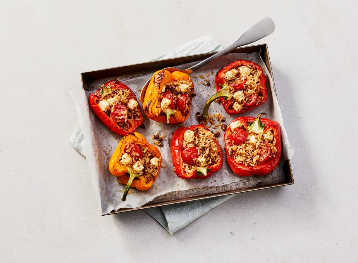 Gevulde paprika’s met zilvervliesrijst, rulstukjes,tomaat en witte kaas