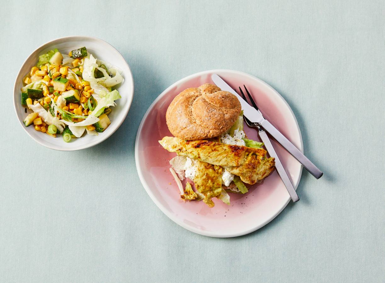 Kipkerriebroodje met courgette-maissalade