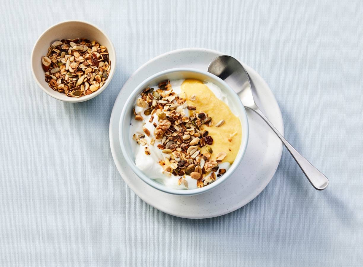 Magere kwark met mangopuree en snelle pangranola