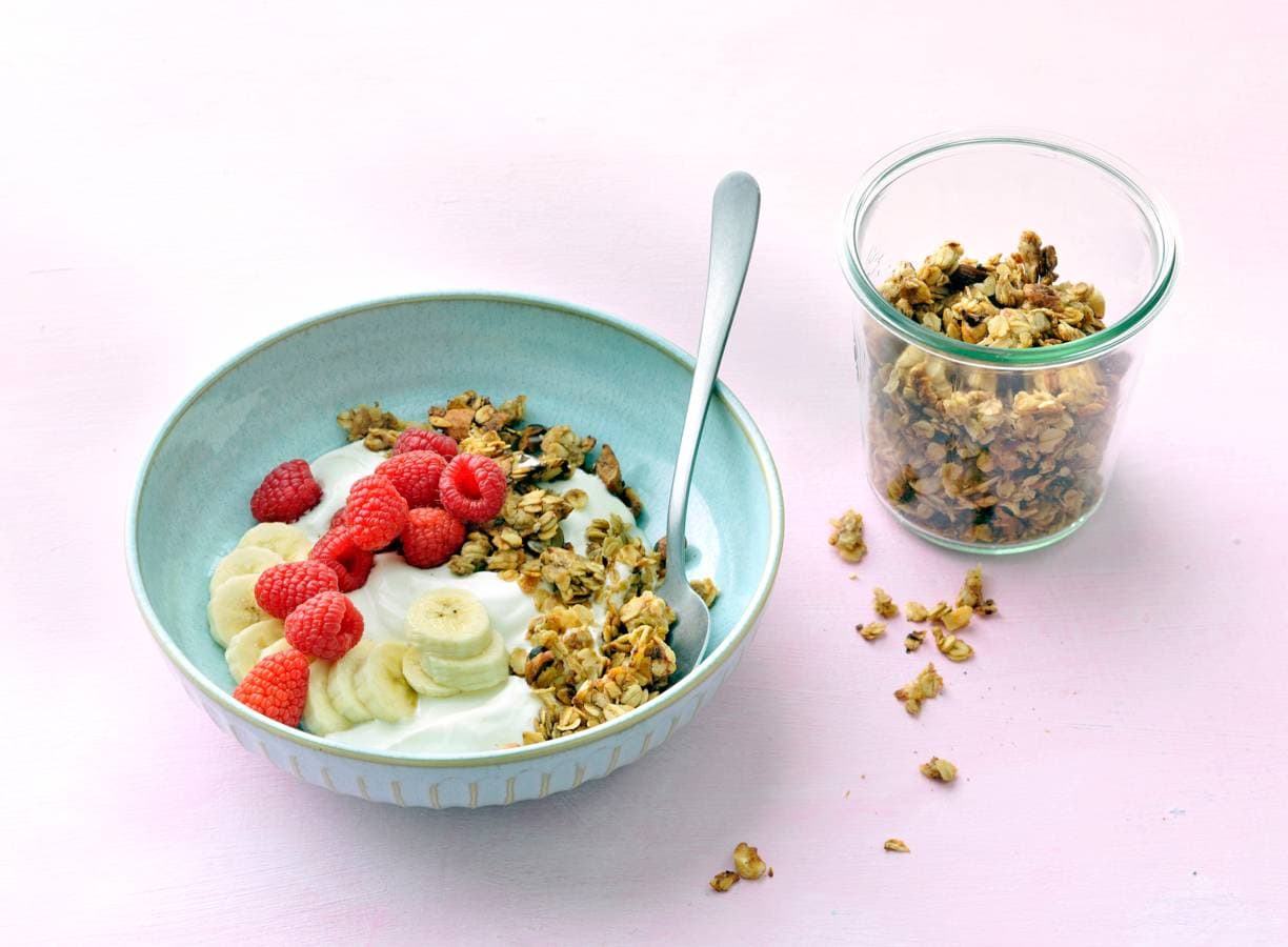 Magere kwark met volkorenhavervlokkengranola, banaan en frambozen