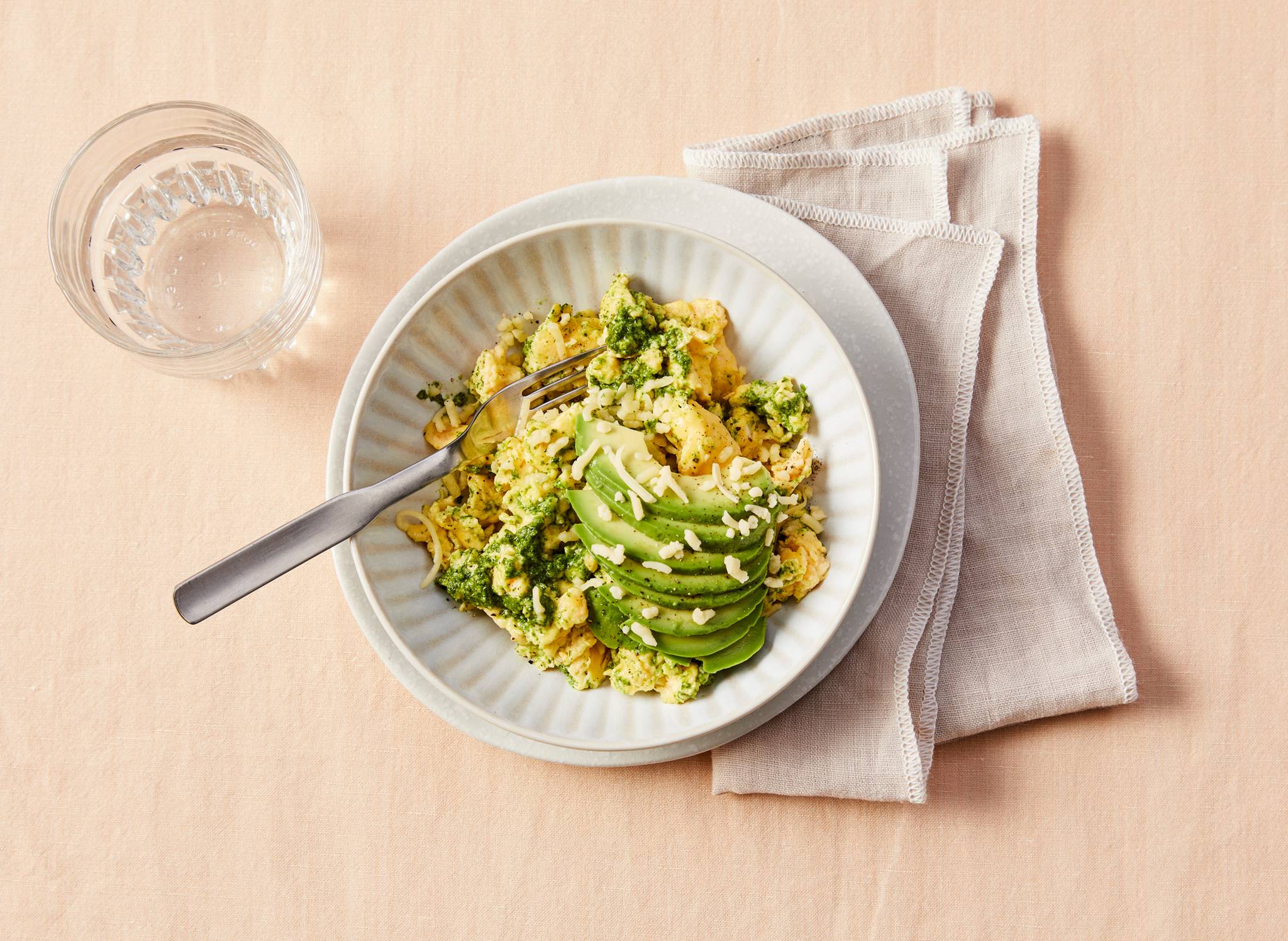 Roerei met avocado en rucolapesto recept - Allerhande | Albert Heijn België