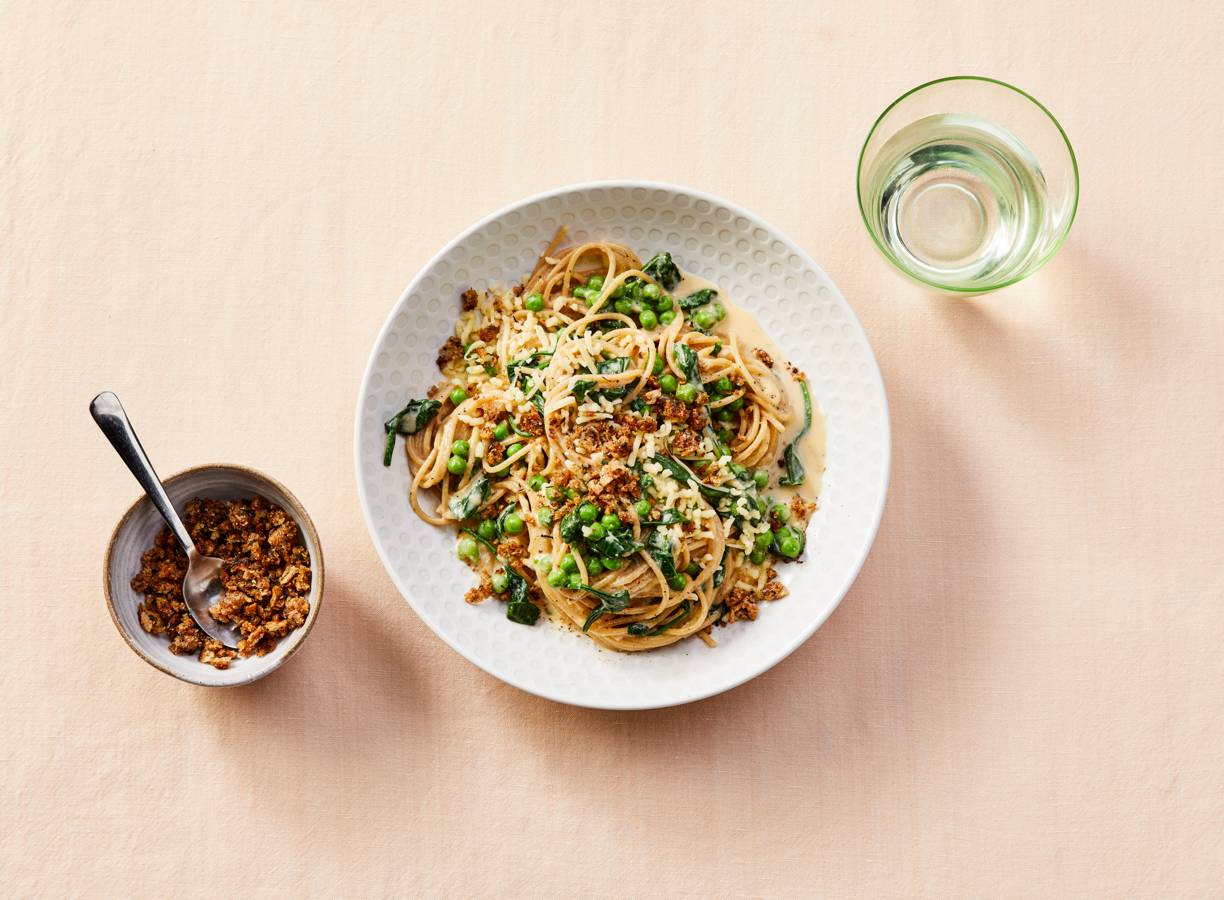 Spaghetti met tuinerwten, spinazie en pangrattato