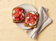 Geïnspireerd door salade caprese, maar dan als lunch op toast!