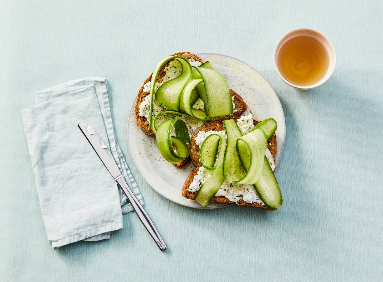 Toast met citroenricotta en komkommer